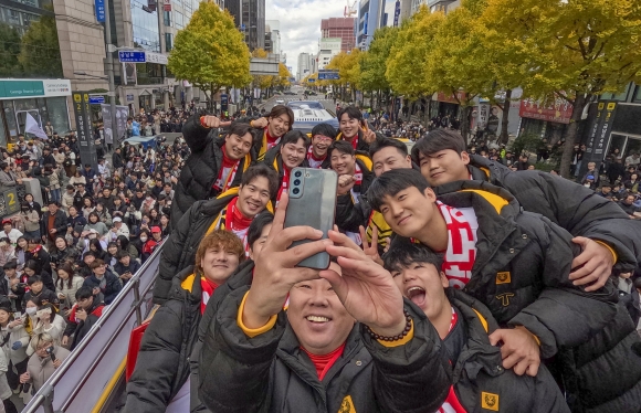 “KIA 땜시 살어야” 광주가 들썩… 35년 만에 우승 카퍼레이드