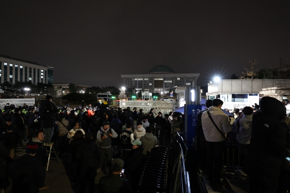 한밤중 비상계엄 선포…시민들 “내일부터 도심에 군대 배치되나” 불안·공포·걱정·당황