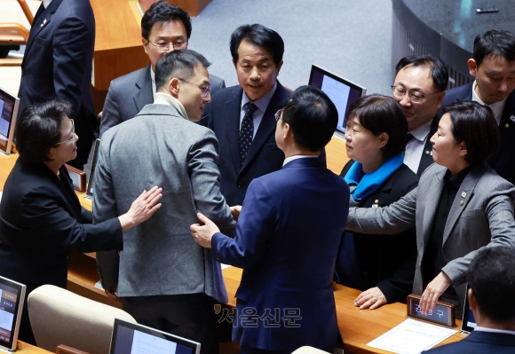 與 퇴장 후 돌아온 김예지·김상욱…가결 뜻 끝까지 철수 안 한 안철수