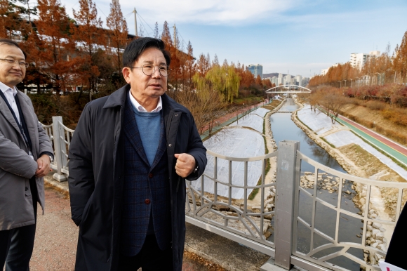 월드컵천 정비… 마포 산책 명소 ‘대변신’ [현장 행정]