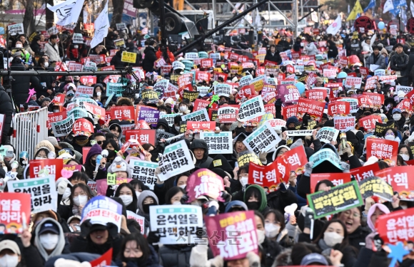 “끝날 때까지”… 촛불 집회, 국회에서 헌재로