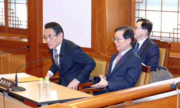 탄핵심판 첫 기일서 쟁점·증거 정리 못한 尹측… “청구 적법 여부 따지겠다” 예고