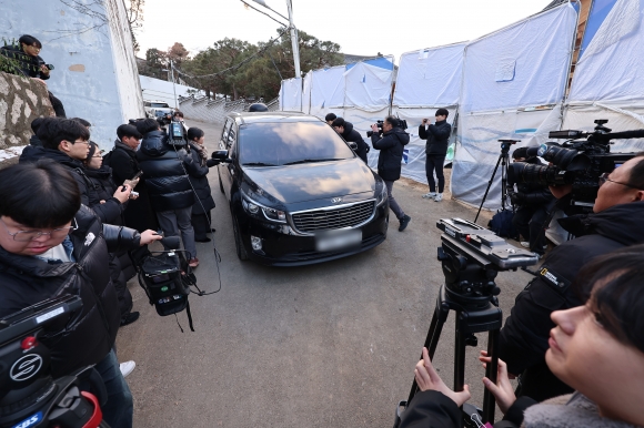 경찰, 4시간 대치 끝에 삼청동 안가 CCTV 확보 불발