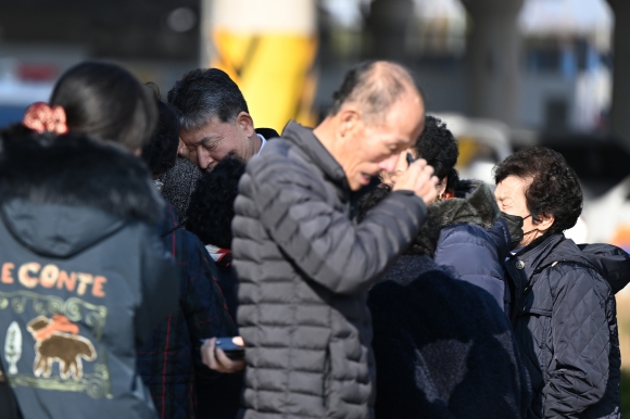 사망자 명단발표에 “아악, 아빠!” 머리 감싸쥔 아들…“아니야, 엄마 아빠는 꼭 살아있을거야”유족들 울음바다