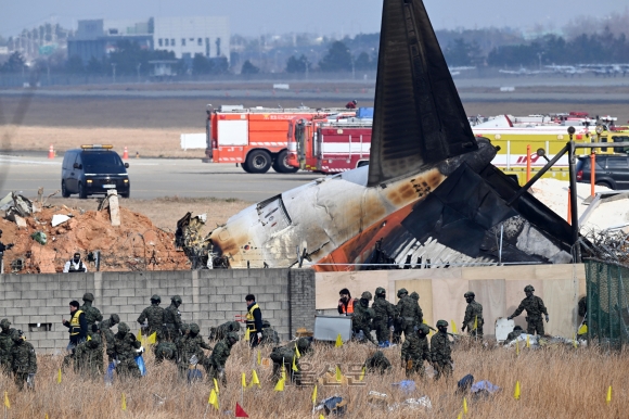 무안공항 7년 조종사 “콘크리트 상상도 못 해, 흙더미인 줄”