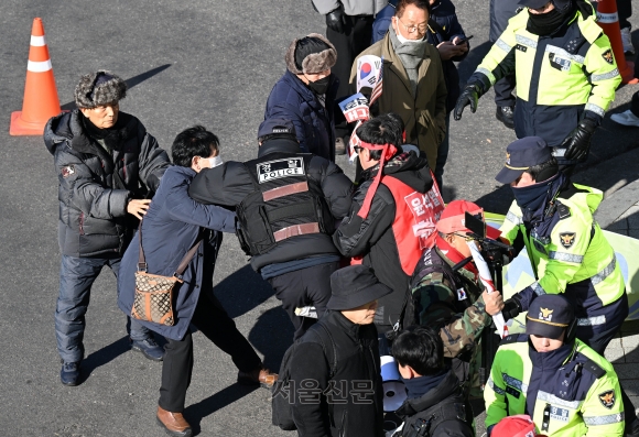 법원, 33시간 고심 끝 발부… 공수처 내란 수사권도 사실상 인정