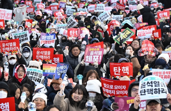 4·19혁명 이후 첫 국회 감사문 “스스로 역사의 빛 된 국민께 경의” [전문]