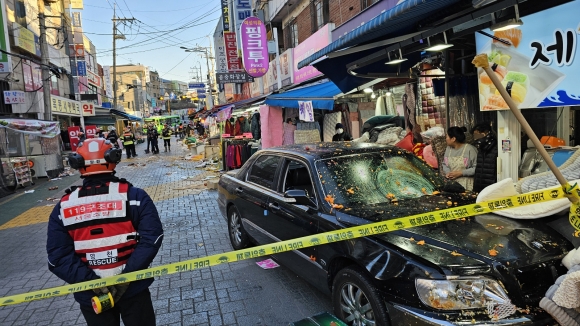 세밑 목동 깨비시장 ‘날벼락’… 70대 몰던 차 돌진해 13명 사상