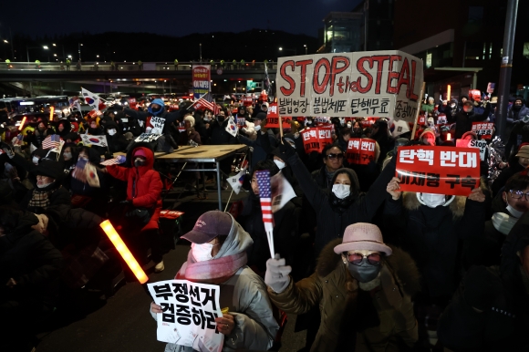 “배신자들아!” “목숨 걸고 대통령 지켜라”…관저 앞 尹 지지자들 격앙