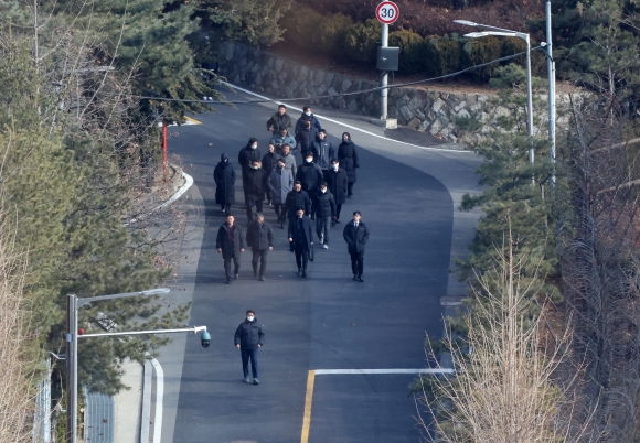 공수처 “경호처, 개인화기 휴대도…尹 못 만나 소재 확인 어려워”