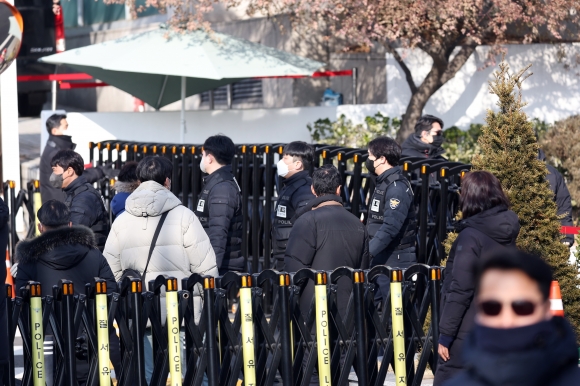 尹측 “기밀 경호구역에서 물리력 행사 유감…공수처, 법 준수하라”