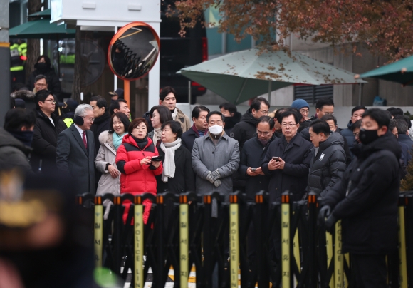 두꺼운 패딩, 목도리…새벽부터 尹관저 앞 집결한 與의원들 “사기 탄핵”