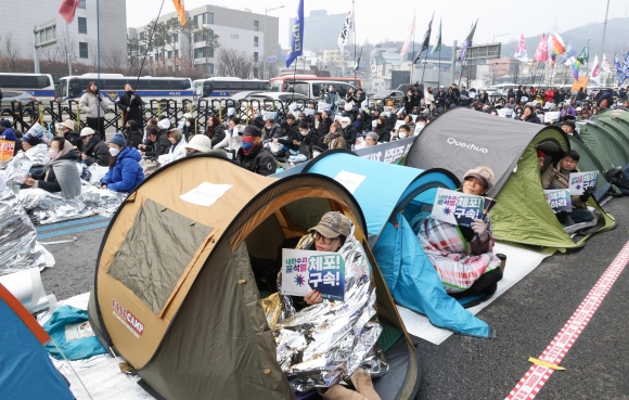 목숨 건 버스 타기, 밤 소음에 뜬눈… 한남동 주민들 “욕 나온다”