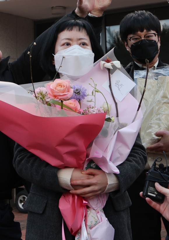 ‘친부 살해 무기수’ 재심 무죄… 김신혜 “25년이나 걸릴 일인가”