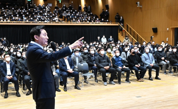 서울시 새해 첫 직원조례…吳시장 “청렴, 규제철폐로 도시경쟁력 5위 오를 것”