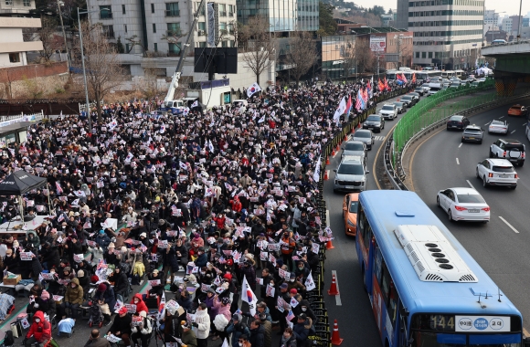 “‘이재명 체포’ 외치자 얼굴 향해 흉기”… ‘탄핵 찬성’ 50대 尹 관저 인근서 체포