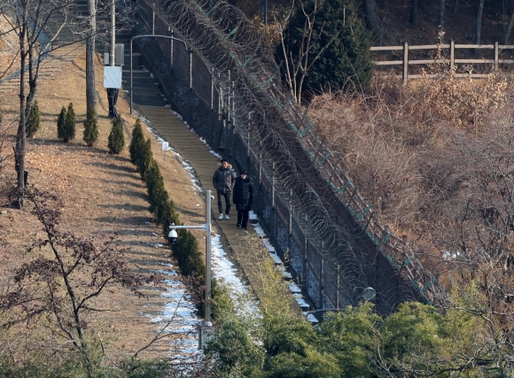 김용현, 구속 직전 퇴직금 신청… 尹 직무정지에도 연봉 3% 올라