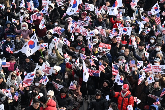 혼란한 한국 상황, 中에 이득?…“예상치 못한 수혜자 될 수도” 이유는