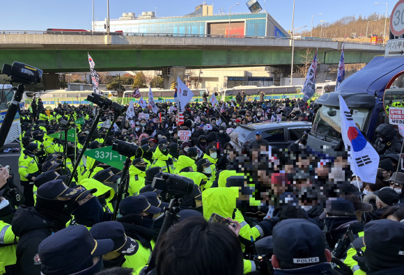 “너희가 나라 망치는 거야”…관저 앞 지지자들 오열