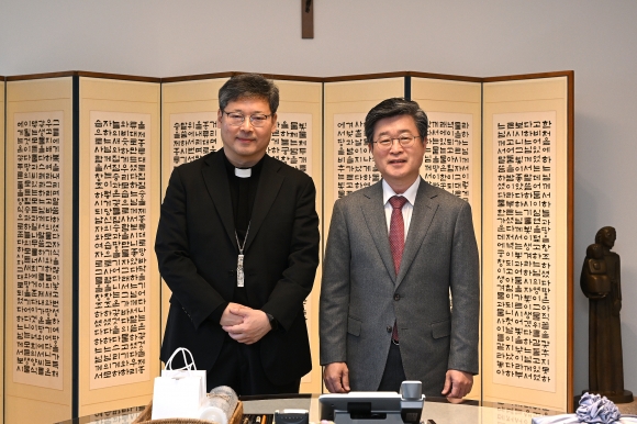 “지역 발전 위해 맞손”…김길성 중구청장, 정순택 대주교와 환담