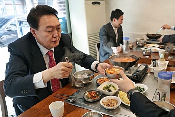 서울구치소 오늘 저녁은 콩나물국…해장국·김치찌개도 나온다