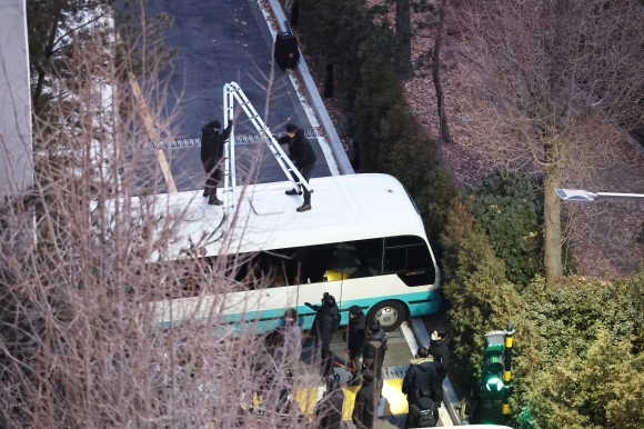 공수처·경찰 4300여명 인해전술 압박… 사다리로 차벽 넘어 진입