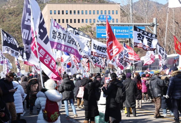 [사설] 첫 현직 대통령 체포… 수사와 탄핵심판 신속·공정하게