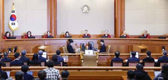 “반국가적 활동이 무엇인가” 헌재 질문에 답변 미룬 尹변호인단