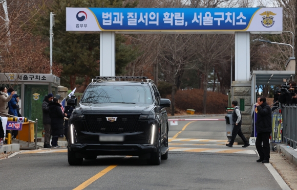 尹경호, 구치소 담장까지 허용… 일부 경호관만 내부에서 대기