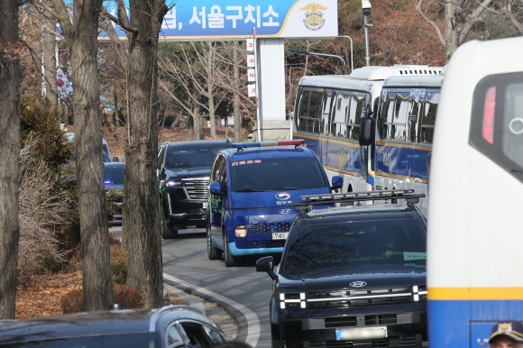 [속보] 尹, 호송차 타고 서울구치소 출발…구속심사 위해 서울지법으로