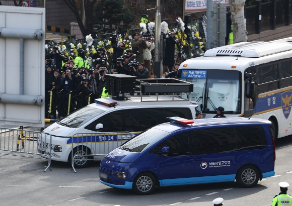 尹, 호송차 타고 구속심사 출석…지지자들 도로 난입