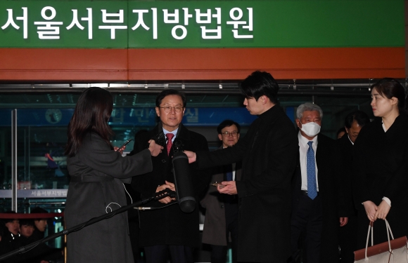 윤석열 대통령 구속영장심사 종료… 尹 측 “대통령, 법리 성실하게 설명하고 답변”