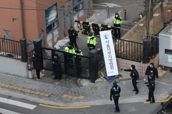 ‘서부지법 폭동 사태’ 가담자 2명 구속 “도주 우려”…폭행 정도 경미한 3명은 기각