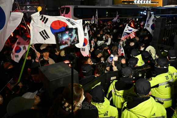 ‘초유의 법원 폭동’…법원 담장 넘어 난입하고 경찰 폭행, 판사 색출 시도까지