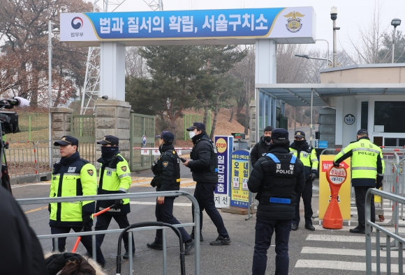 공수처 검사 서울구치소 도착…尹 강제구인 집행 촉각