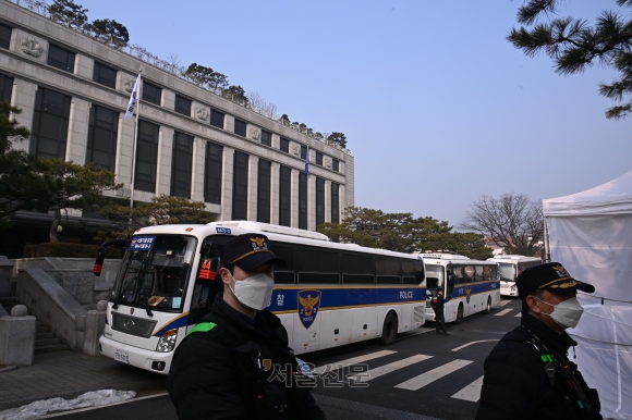 ‘헌정사 최초’ 대통령 탄핵심판 출석…직접 발언할 듯