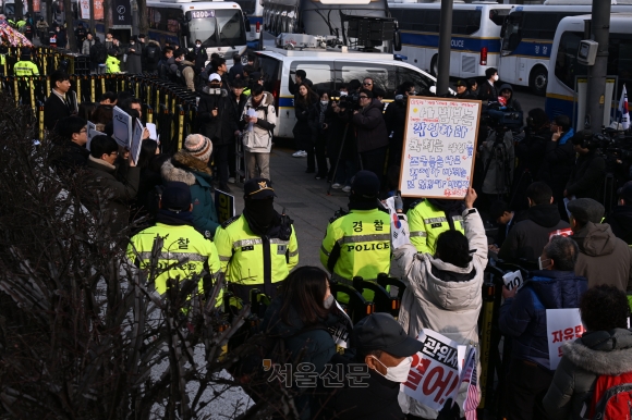 헌재 인근서 ‘경찰 폭행’ 여성 1명 체포