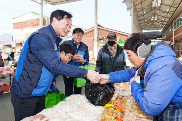 한수원 월성본부, 설명절 맞아 전통시장 장보기 나서