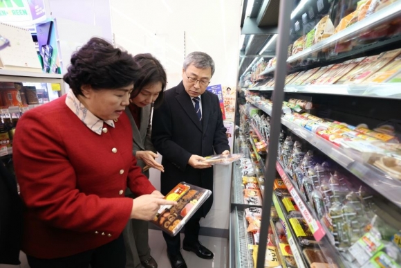 김영옥 서울시의회 보건복지위원장, 설 연휴 결식우려아동 위한 아동급식카드 사용 현장 방문