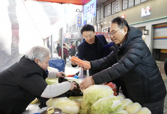 전통시장 찾은 박상돈 천안시장 “활성화 약속”