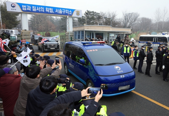 “다 잡혀가니 지워 달라”… 법원 폭동 흔적 없애려는 극우 유튜버