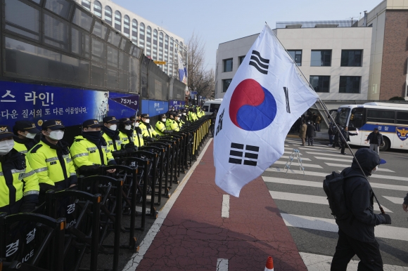 4m 높이 폴리스라인 치고 방패까지… 진압복 입은 경찰 4000명 헌재 봉쇄