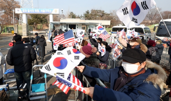 윤상현 “곧 훈방” 말하더니… ‘법원 월담’ 22명 중 21명 석방 논란