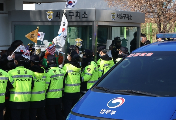 尹대통령 호송차, 헌재 도착… 지지자들 “석방하라”