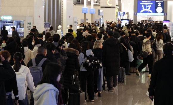 최장 9일 설 연휴에 너도나도 해외로… 공항 편의점 매출 3배 ‘대박’