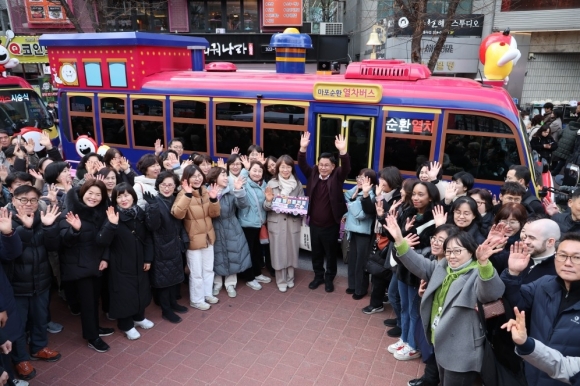 관광명소와 골목상권 연결… ‘마포순환열차버스’ 달린다 [현장 행정]