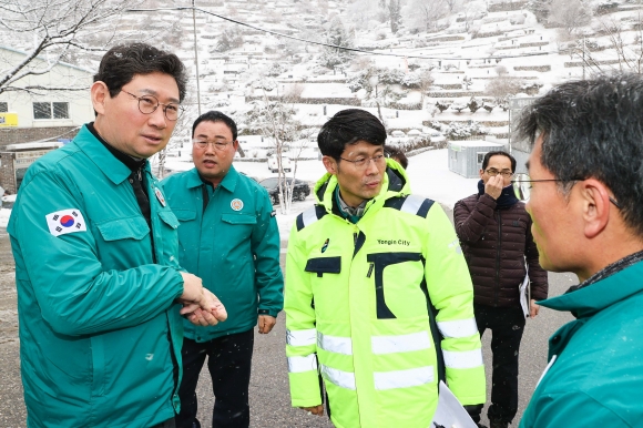 이상일 시장, 대설주의보 속 공원묘지 주변 도로 등 제설 현장 점검