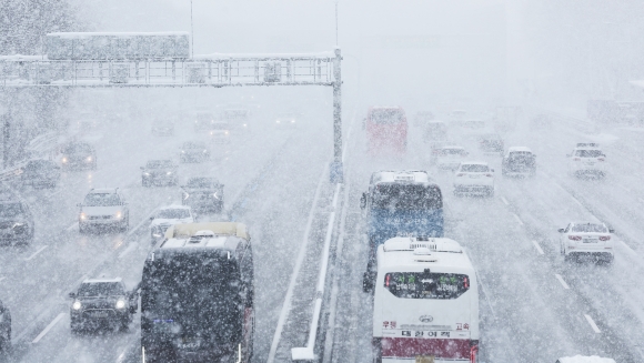 “눈 덮인 雪날…맹추위까지” 항공기·여객선 결항에 귀성·귀경길 차질