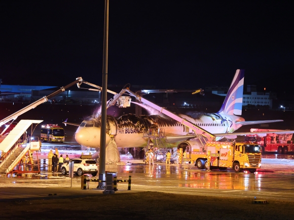 국토부 “에어부산 화재로 경상 3명…김해공항 주기장 3곳 폐쇄”