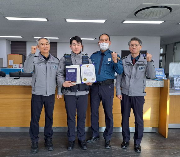 신참 경찰관의 예리한 눈썰미…첫 야간 근무서 수배자 검거